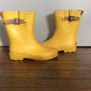 Short yellow rain boots